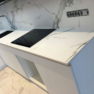 Белая прямая столешница на кухню из кварца PRIMAX 792 Calacatta Toscana